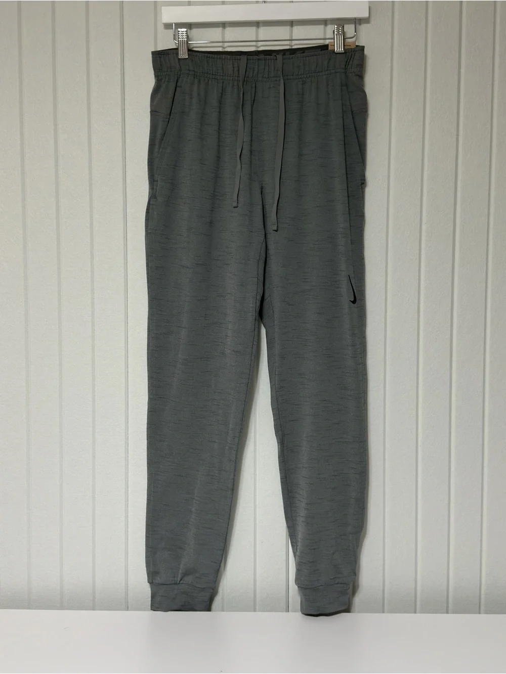 Nike Men’s Heather Gray Yoga Sweatpant Joggers with Black Swoosh